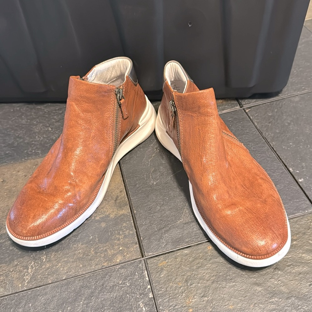 Johnston & Murphy brown zip booties sz 8 gently worn